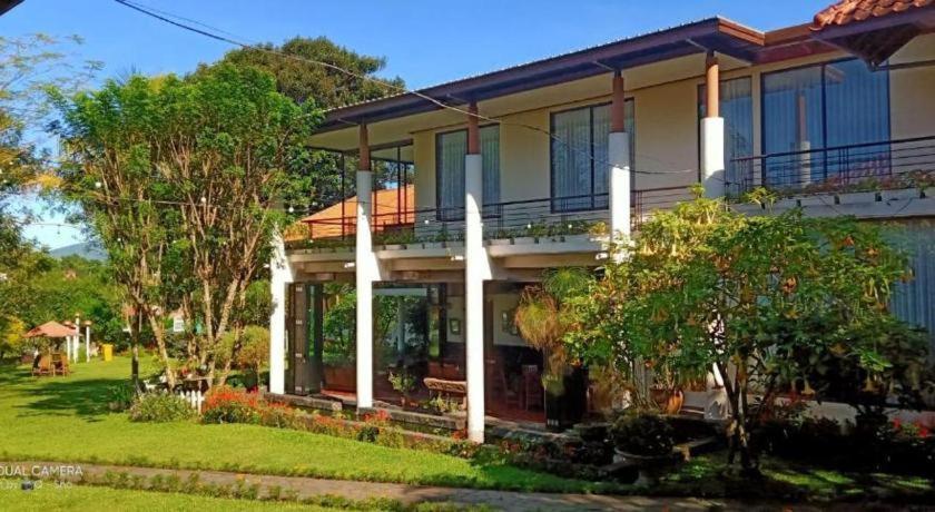 La Oma Hotel Lembang Exterior photo