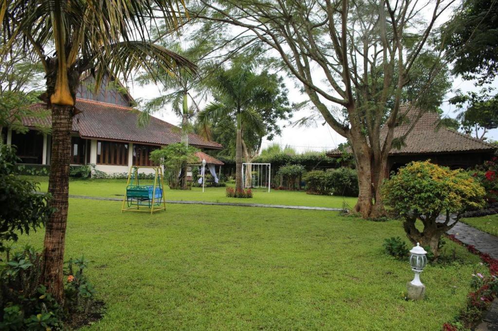 La Oma Hotel Lembang Exterior photo