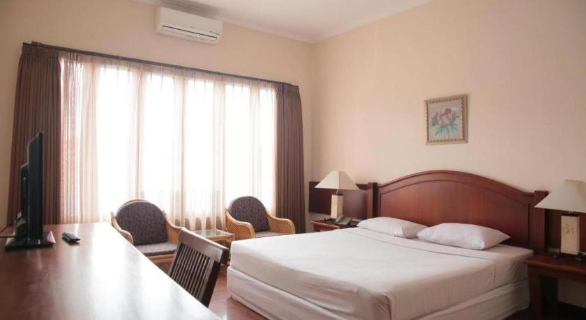 La Oma Hotel Lembang Exterior photo
