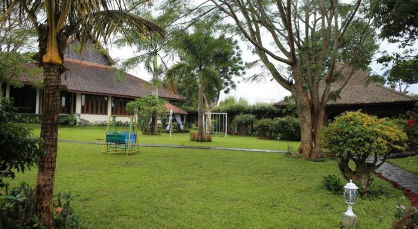 La Oma Hotel Lembang Exterior photo