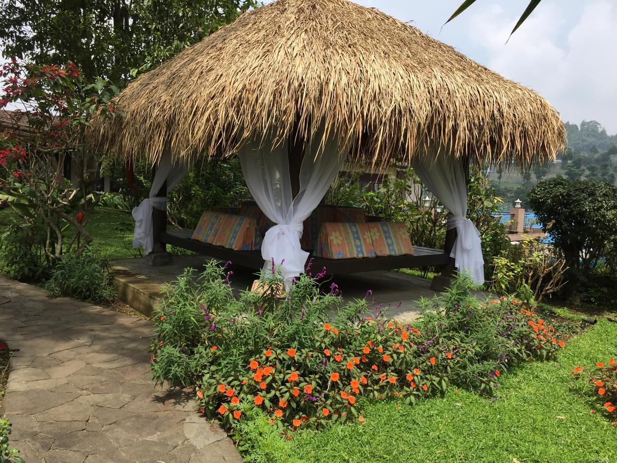 La Oma Hotel Lembang Exterior photo