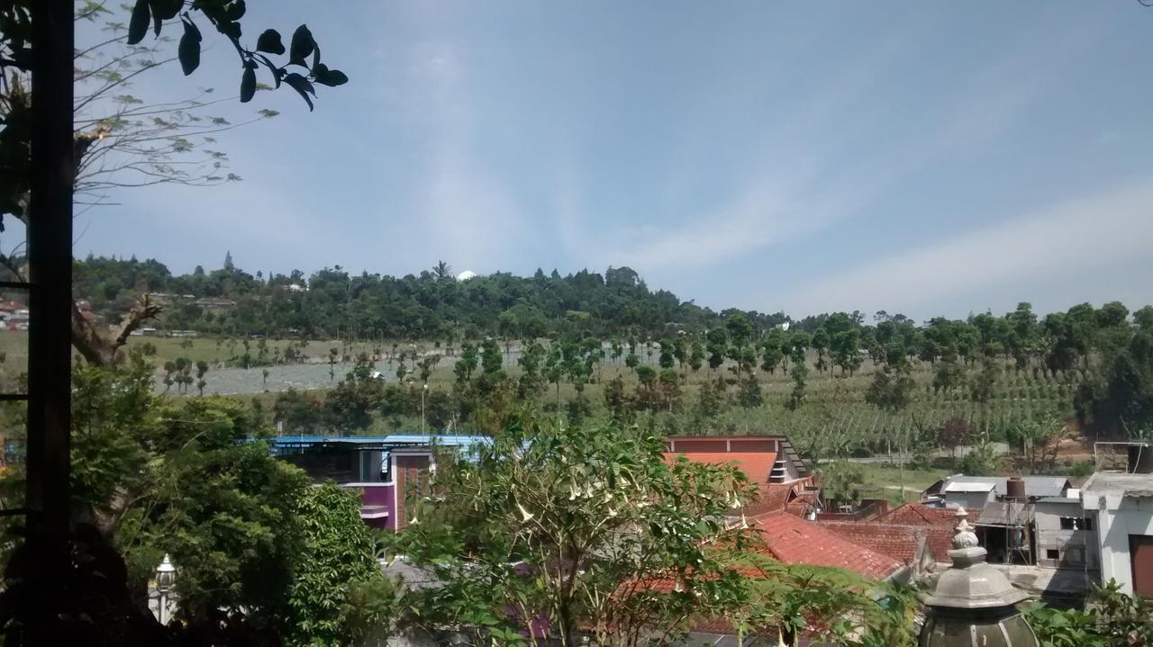 La Oma Hotel Lembang Exterior photo