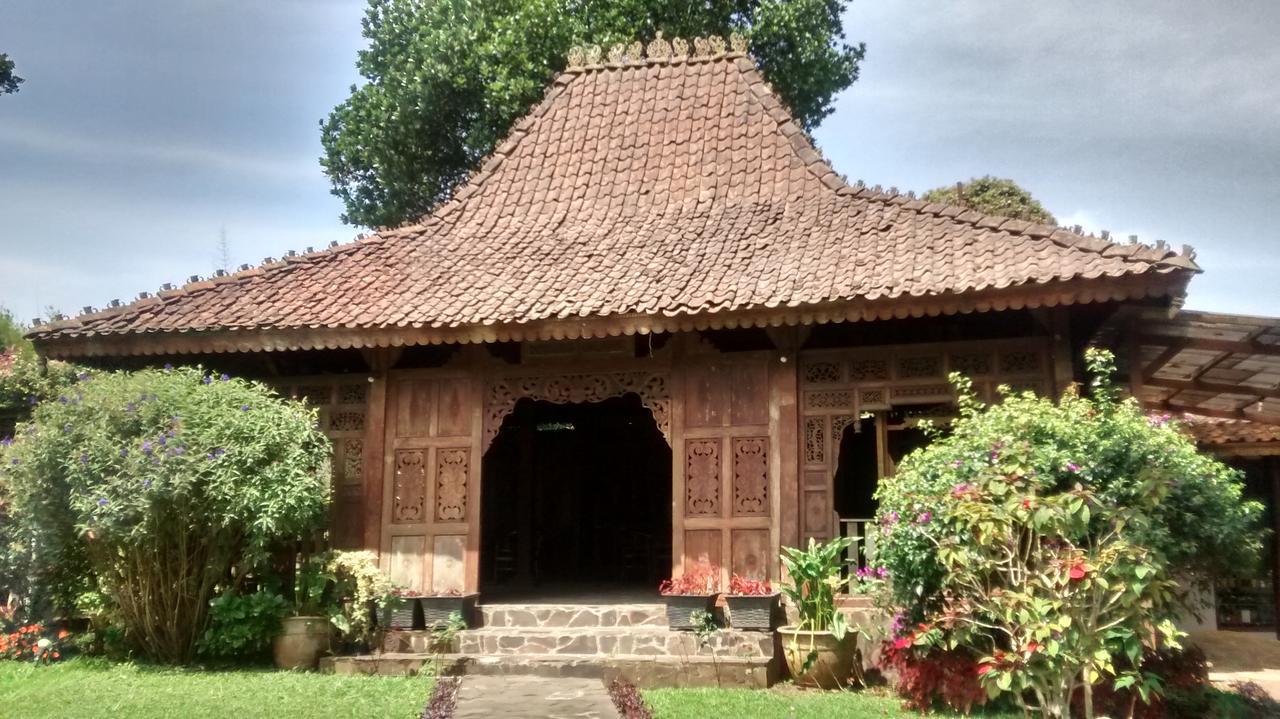 La Oma Hotel Lembang Exterior photo