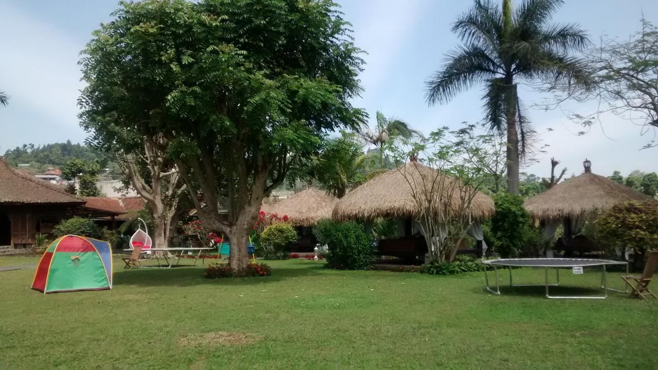 La Oma Hotel Lembang Exterior photo